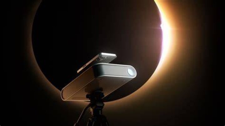 A solar eclipse phone camera filter