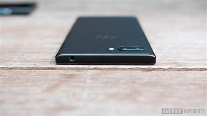 BlackBerry KEY2 Hands On-7 blackberry key2 headphone jack