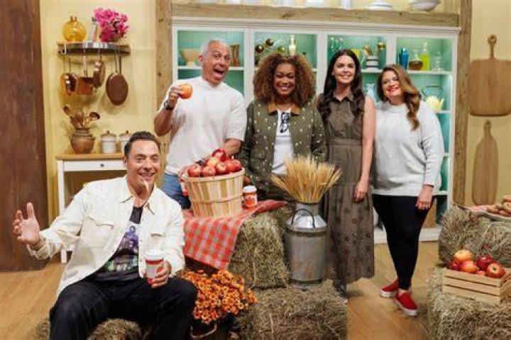 Browsing Food Network Kitchen on the Echo Show 8