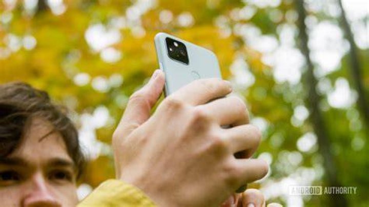 Google Pixel 5 taking a photo 4 1