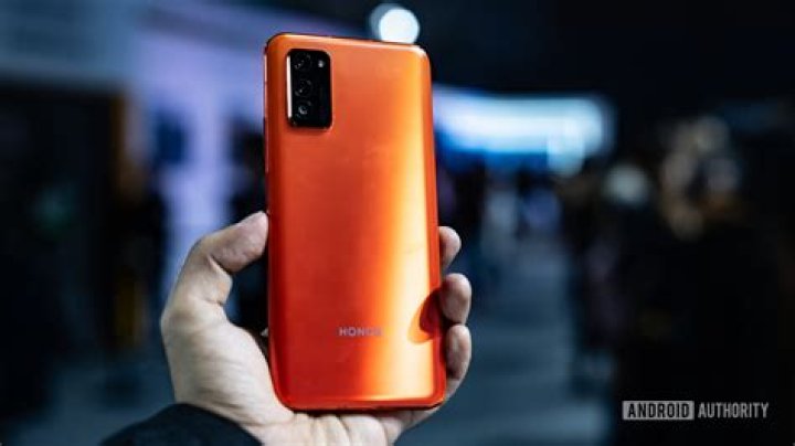 Honor View 30 in hand showing rear panel 2 Honor View 30 in hand showing rear panel 2