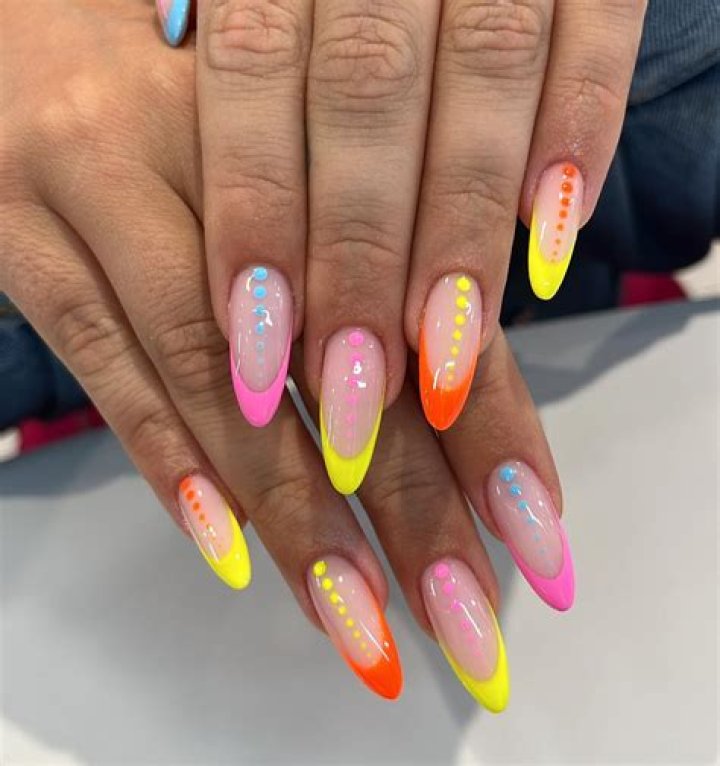 Neon nail art