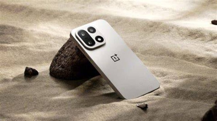 OnePlus 7 Pro shooting a photo at angle