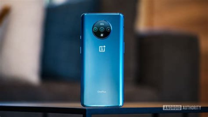 OnePlus 7T back standing upright 4 OnePlus 7T back standing upright 4