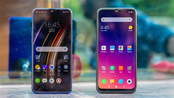 Realme 3 Pro vs Redmi Note 7 Pro showing logo