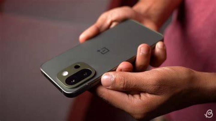 Gestures 2 Screen-off gestures on a OnePlus smartphone.