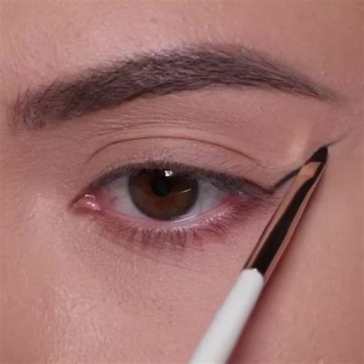 STYLECASTER | This eyeliner puts all lash glue to rest