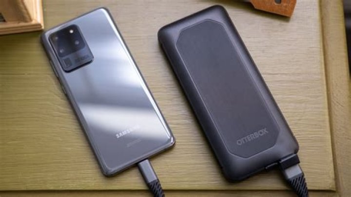 otterbox wireless power pack port flap open The Otterbox Wireless Power Pack with the port cover open